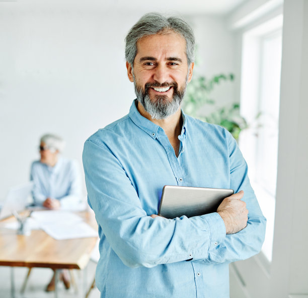 高级商人平板电脑办公室工作商务电脑休闲成熟白发图片下载