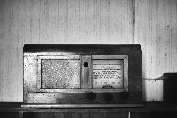 一个废弃房子里的老式老式收音机的黑白照片图片下载
