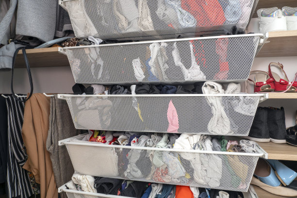 室内衣柜或更衣室，有一排排的衣服和架子上的鞋子图片下载