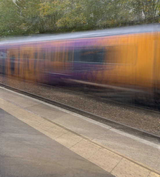 行驶的火车图片下载