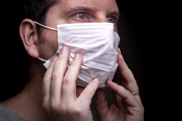 戴白色防护口罩的人图片下载