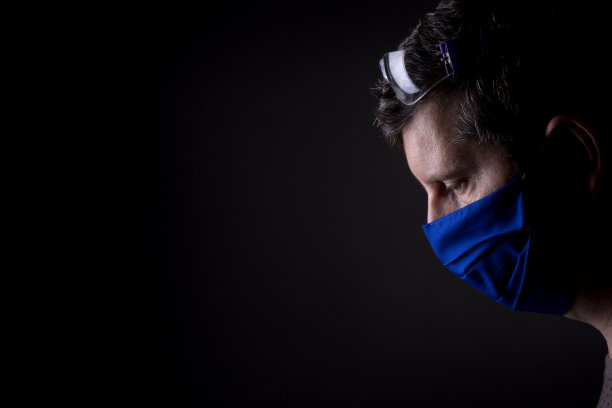 低调工作室COVID-19爆发的生活方式概念。图片下载