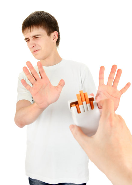 年轻人拒绝香烟图片下载