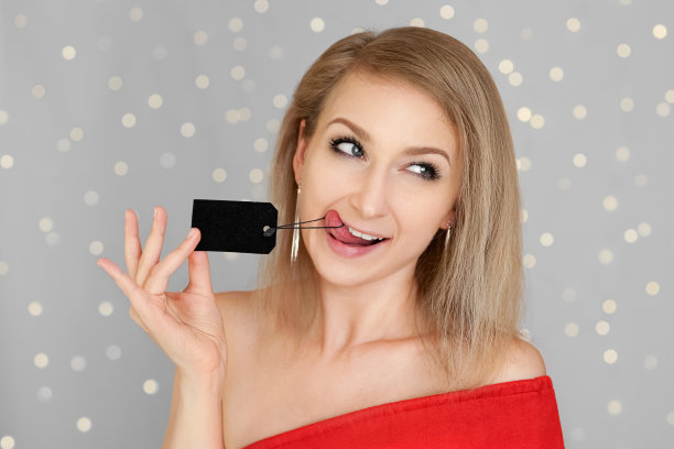 穿着红衣服的女人，舌头上挂着价签图片下载