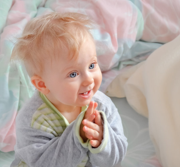 宝贝女儿刚醒。图片下载