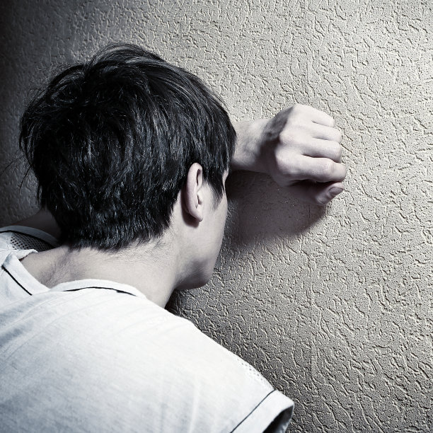 悲伤的年轻人图片下载