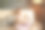 横向拍摄可爱可爱迷人的小女孩坐在家里咳嗽，放松在家里吃披萨，拿着手机和看有趣的视频，吃快餐。图片下载