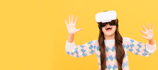 快乐的少女戴上vr眼镜，利用未来科技进行虚拟现实教育的创新。旗帜的儿童女孩与虚拟现实vr头盔，工作室肖像与复制空间。图片下载