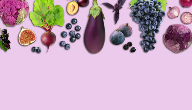 创意的布局，红白菜，茄子，洋葱，罗勒，无花果，花椰菜，蓝莓，李子，葡萄，甜菜根，黑莓在紫色的背景。图片下载