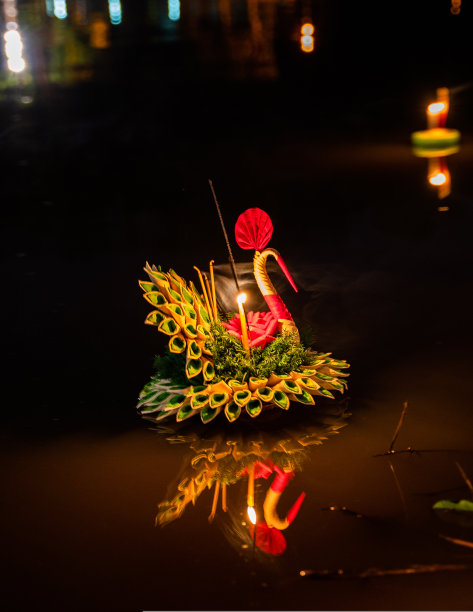 在泰国清迈的泼水节期间，水面上的单人灯笼图片下载