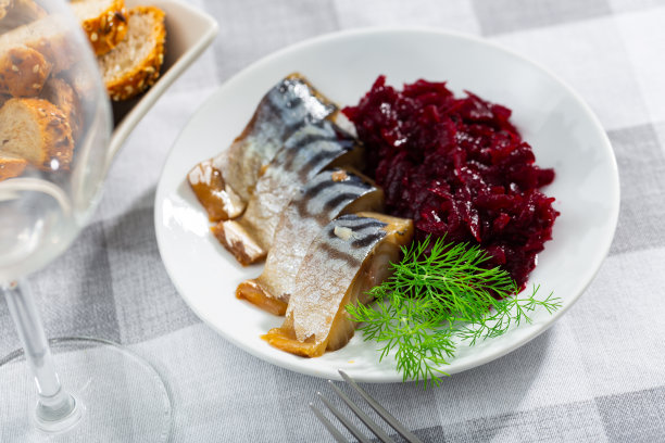 切好的肉丝和甜菜块，盛在盘子里图片下载