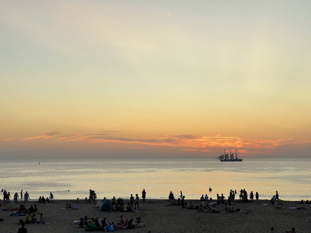 有帆船的日落海滩图片下载