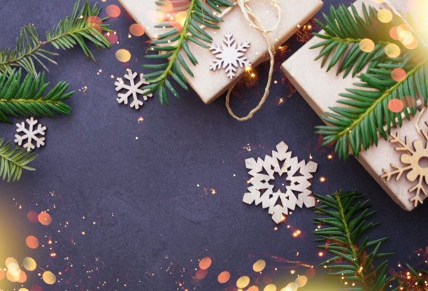 生态圣诞假期背景。圣诞手工木制装饰礼盒和雪花。圣诞灯。空间的文本。横幅。图片下载