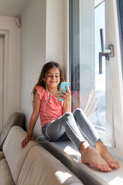 孤独的女孩在家图片下载