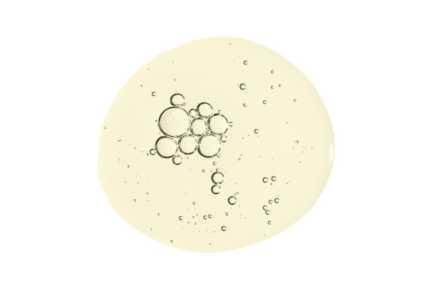 一滴有气泡的身体精华液或化妆油液体护肤产品。孤立在白色背景上。图片下载