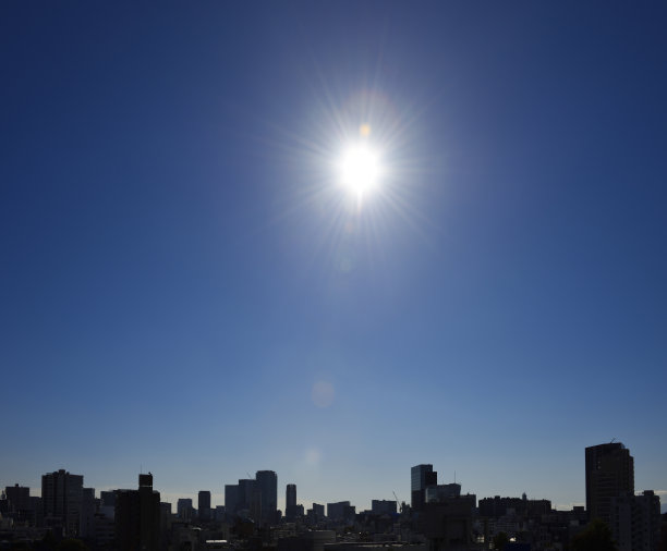 从屋顶上看到晴朗天空下的东京图片下载