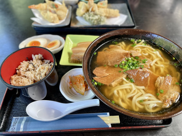 天妇罗日本虾和炸猪肉图片下载