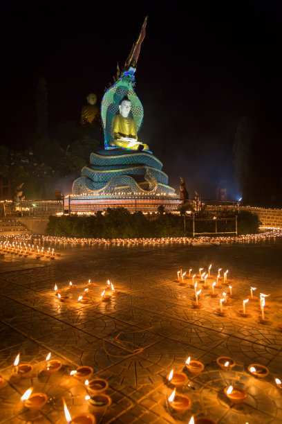 泰国清迈，和尚向佛祖点燃蜡烛图片下载