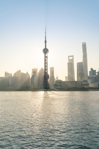 上海金融区和黄浦江的天际线图片下载