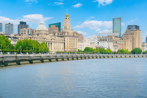 上海金融区大楼的天际线，以及清晨的黄浦江图片下载