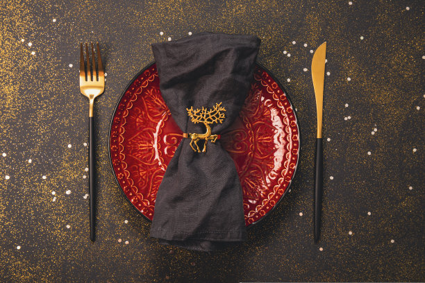 新年和圣诞节餐桌布置概念。红色空盘子和亚麻餐巾在节日黑色圣诞餐桌顶部视图图片下载