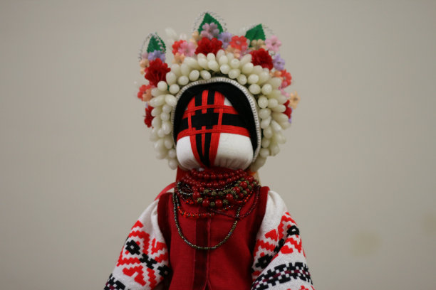 娃娃motanka。乌克兰护身符娃娃穿着民族婚礼服装。图片下载