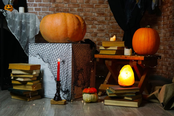 大厅内部为万圣节装饰了桌子和架子图片下载