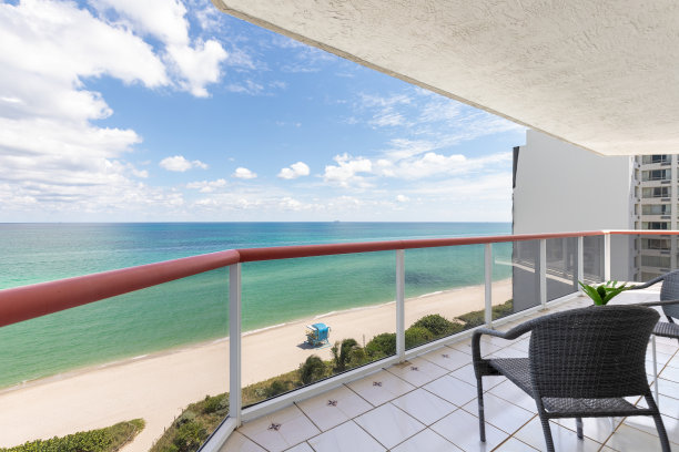 从阳台上看海滩景色图片下载