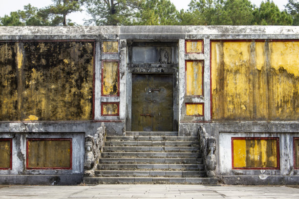 越南顺化的吉龙王陵墓(天寿陵墓)的入口门。图片下载