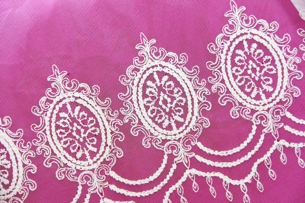 白色蕾丝织物与花卉装饰的粉红色背景图片下载