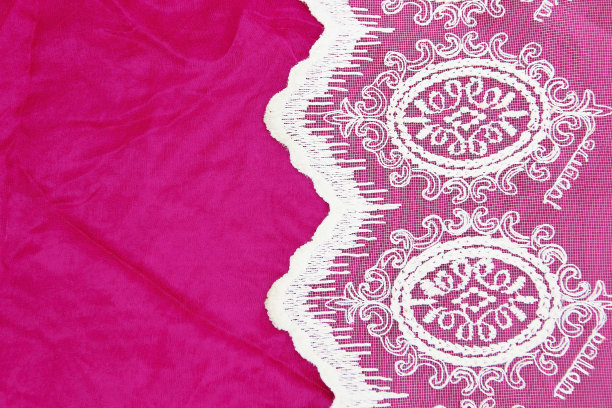 白色蕾丝织物与花卉装饰的粉红色背景图片下载