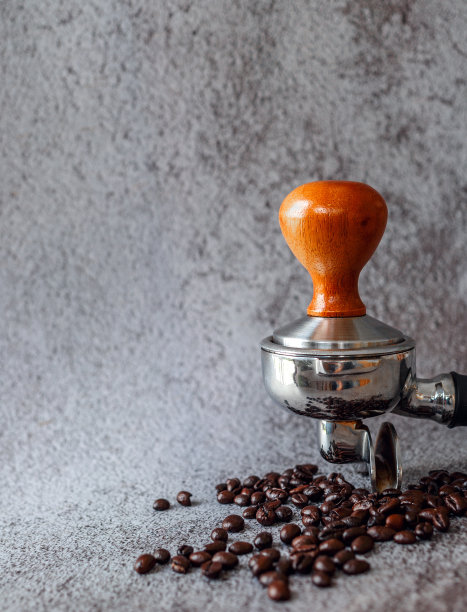咖啡师咖啡工具组合过滤器和灰色背景的深色烘焙咖啡豆的设备图片下载