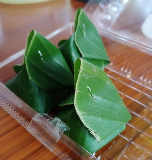 香蕉叶包裹的泰式蛋奶沙司甜糯米图片下载