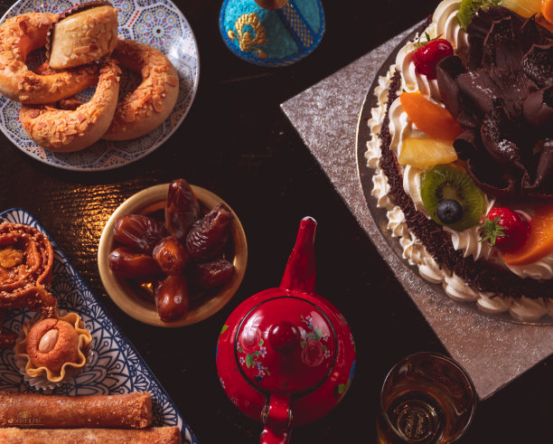 摩洛哥薄荷茶，用传统玻璃杯装，配上甜点和蛋糕。图片下载