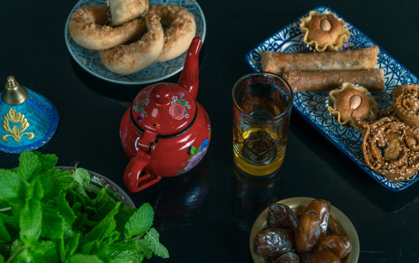 摩洛哥薄荷茶，用传统玻璃杯装，配上甜点和蛋糕。图片下载