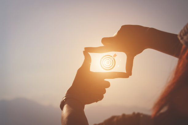 新年开始的计划和愿景概念，女人的手做框架手势在日落找到焦点图片下载