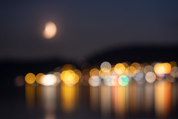 夜晚湖上城市的艺术灯光图片下载