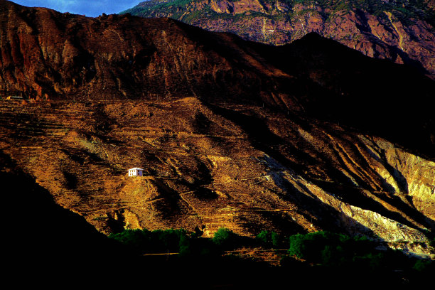 黄昏时悬崖上的一栋白色房子图片下载