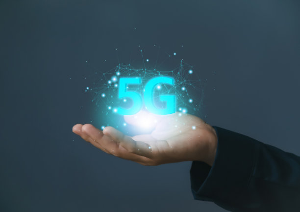 商人手持全息图展示5G数字技术，获取世界各地的信息。5G无线互联网概念或物联网，高速通信连接。图片下载