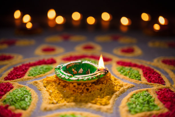 排灯节快乐-在排灯节庆祝活动中点亮Diya灯图片下载