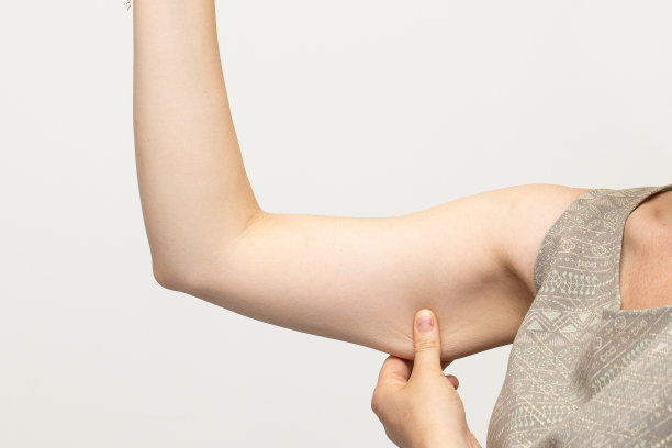 女人捏她手臂松弛的肌肉图片下载