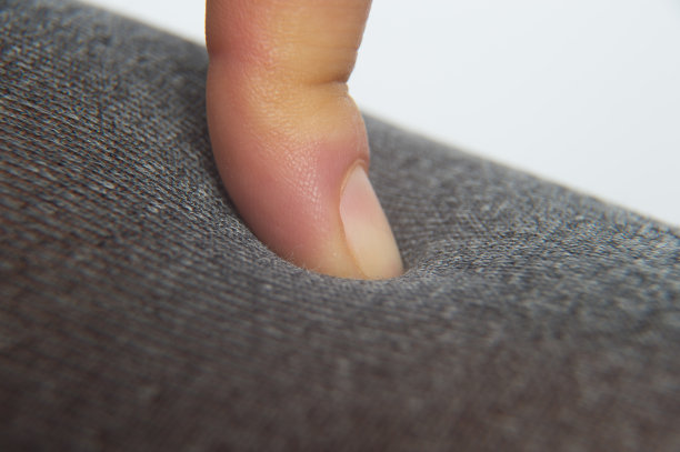 女人的手指按在柔软的海绵上图片下载