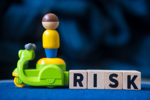 经营理念和保护理念:商人站在摩托车上，风险木块站在摩托车后面。图片下载