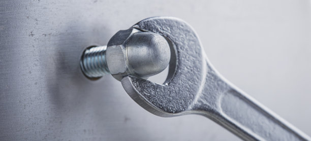 扳手用于紧固钢坯中的钢帽螺母。扳手、螺栓、螺钉和螺母。图片下载