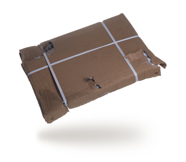 白色背景纸板包裹损坏图片下载