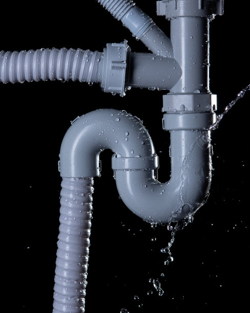 白色背景上灰色水槽管道漏水的特写图片下载