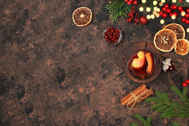 烈性酒或不含酒精的鸡尾酒，加蔓越莓、苹果、橘子和肉桂，热葡萄酒，寒冷季节的暖冬饮料，圣诞节日烈酒，冬季组成图片下载