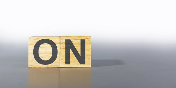 字母ON在一个浅灰色背景的木箱上。图片下载