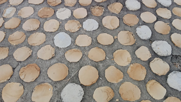 组成水库堤岸的圆形岩石图片下载