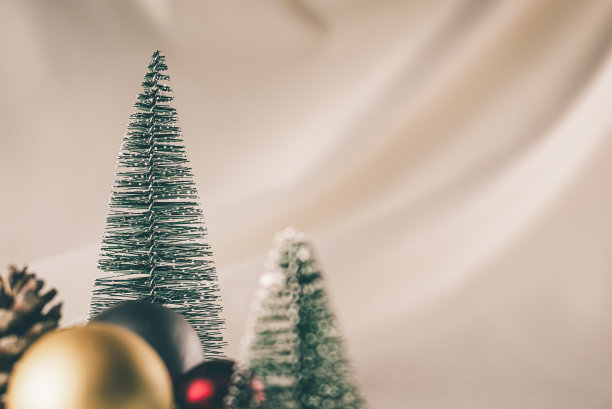 2023新年快乐。新年背景，松树饰品和球。图片下载